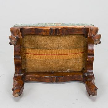 Fåtöljer, ett par och fotpall, 1900-talets mitt.