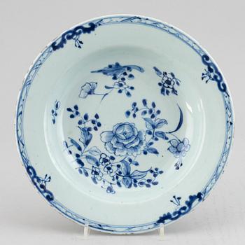 Five blue and white and imari export porcelain plates, Qing dynasty, Qianlong (1736-95).