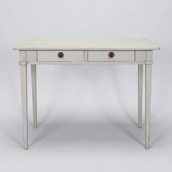 Skrivbord, gustaviansk stil, 1900-tal och stol, gustavianskt provinsarbete, 1700-talets slut.