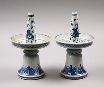 ALTARSTAKAR, ett par, porslin. Qing dynastin, 1700-tal.