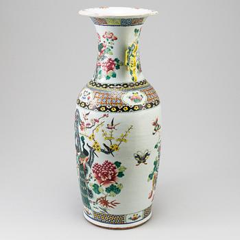 A Chinese porcelain vase, late Qing dynasty, circa 1900.