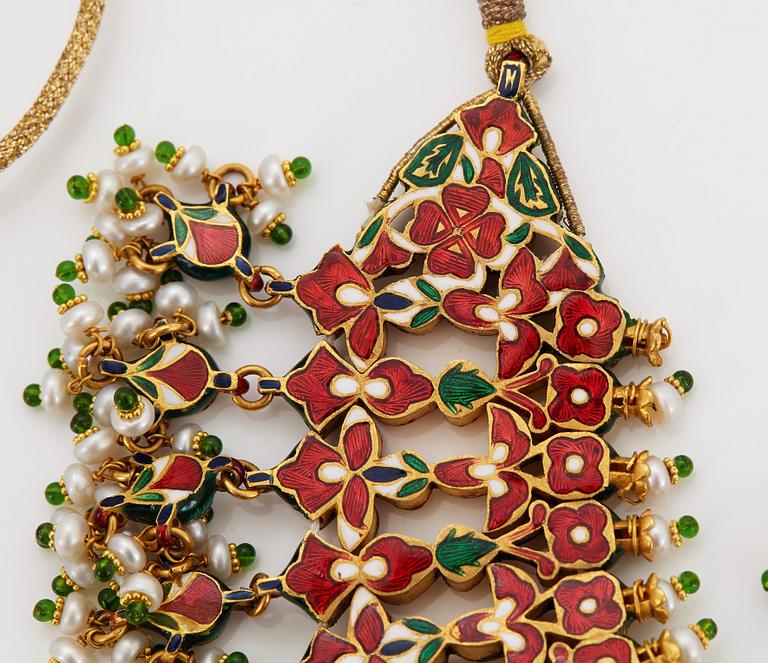 An Indian demi parure comprising a necklace and a pair of earrings.