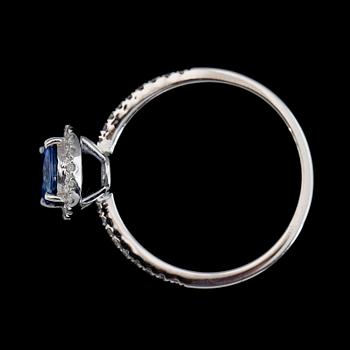 RING, 18K vitguld, diamanter tot ca 0.20 ct, blå safir ca 1.05 ct.