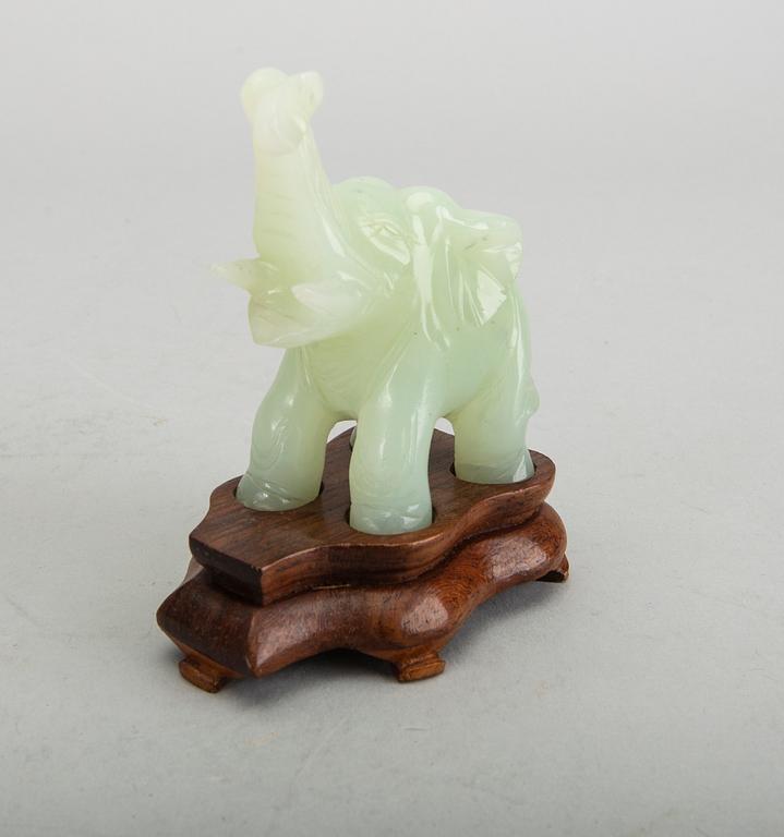 FIGURINER 3 st Kina 1900-tal nefrit.