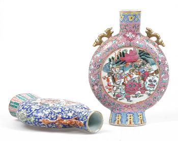 PILGRIMSKRUS, 2 st, porslin, Kina, 1800-tal.