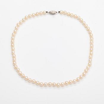 A pearl collier with cultured pearls and a silver clasp.