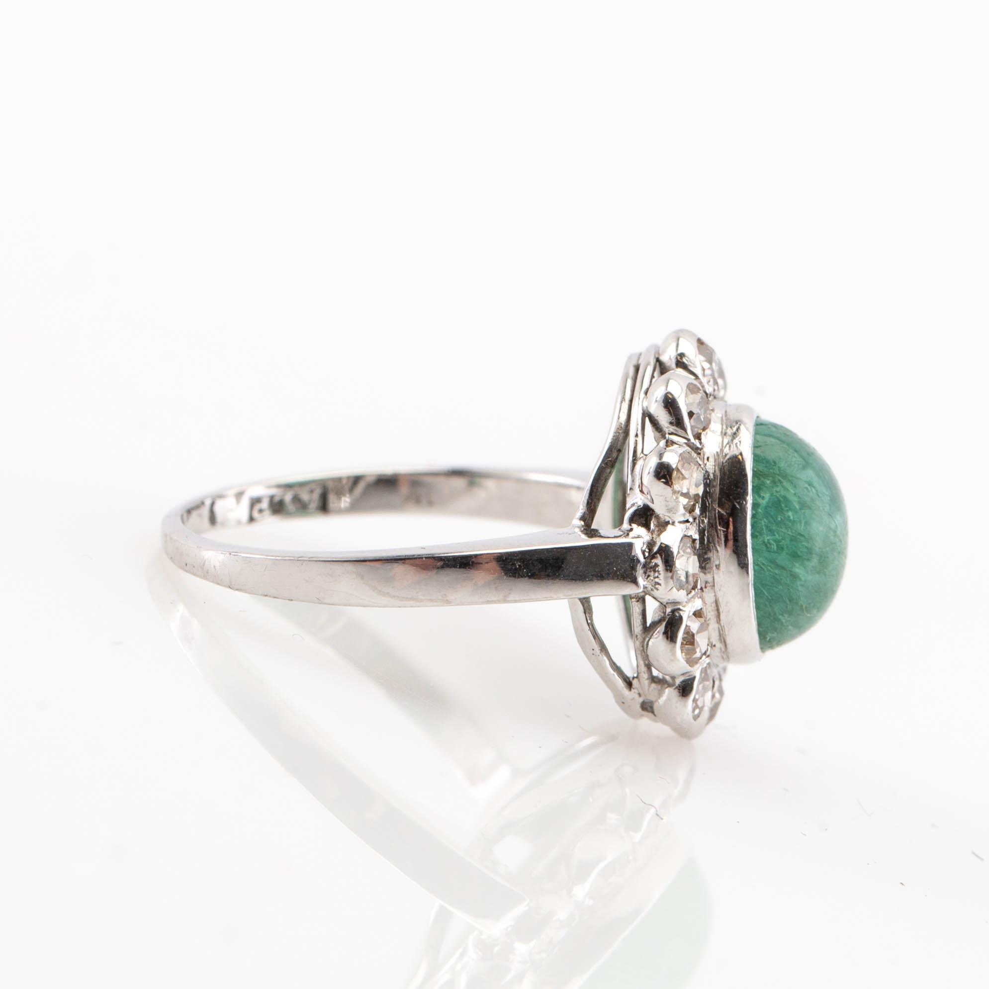 Ring, 18K vitguld med smaragd och diamanter.