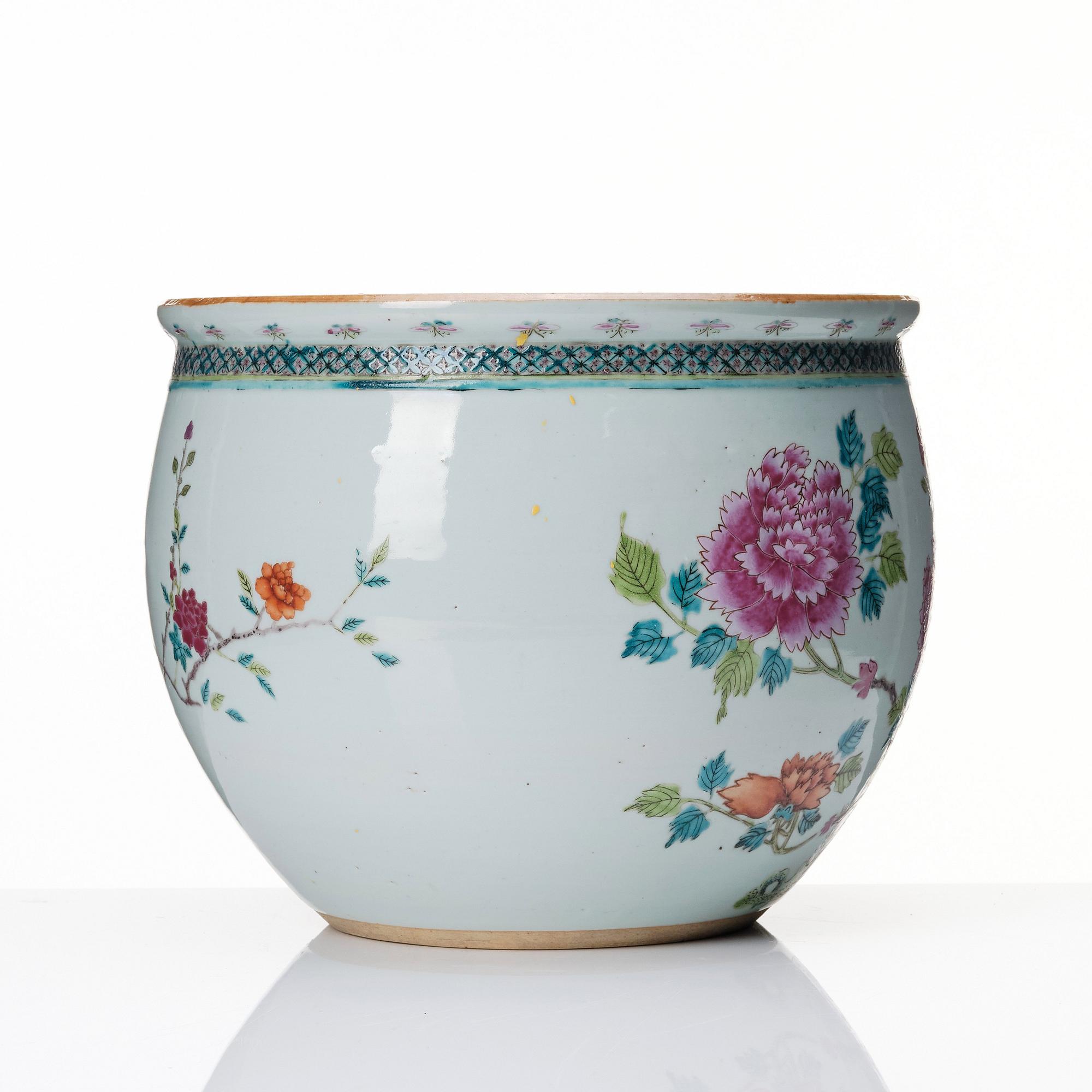 A famille rose flower pot, Qing dynasty, circa 1900.