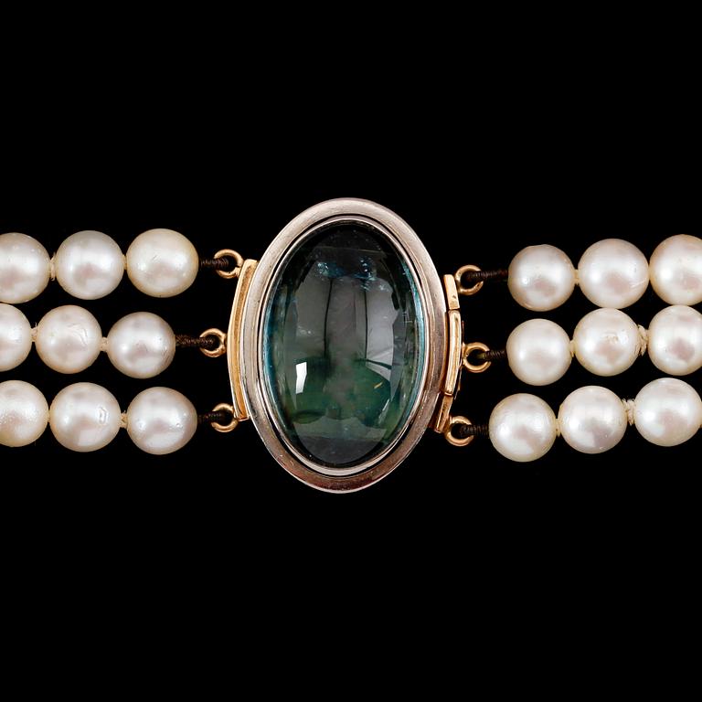 PÄRLCOLLIER, 3-radigt med lås av 18 k guld, svenska stämplar 1965.