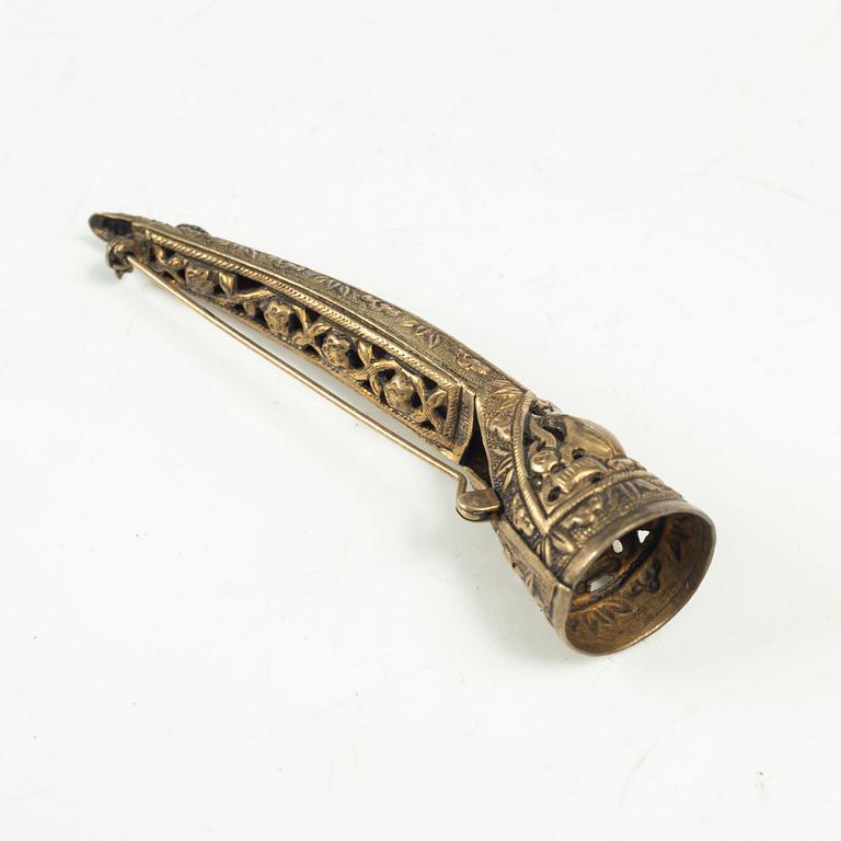 Figuriner, två stycken, samt nagelskydd och bönesnurra, sen Qingdynasti/tidigt 1900-tal.