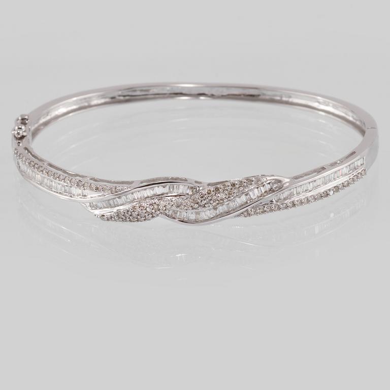 ARMRING, 18K vitguld med briljant och baguettslipade diamanter 1.08 ct. Vikt 12,3 gram.