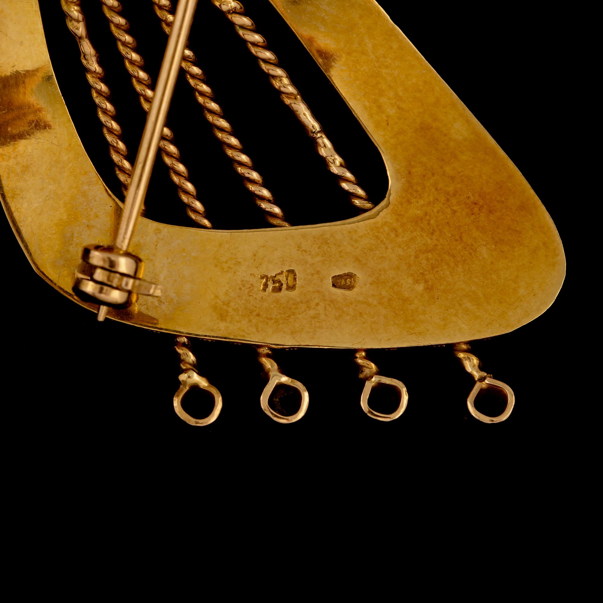 BROSCH SAMT ÖRHÄNGEN, ett par, 18k guld med odlade pärlor samt syntetiska rubiner, delvis Alton, Falköping. Vikt 8 g.