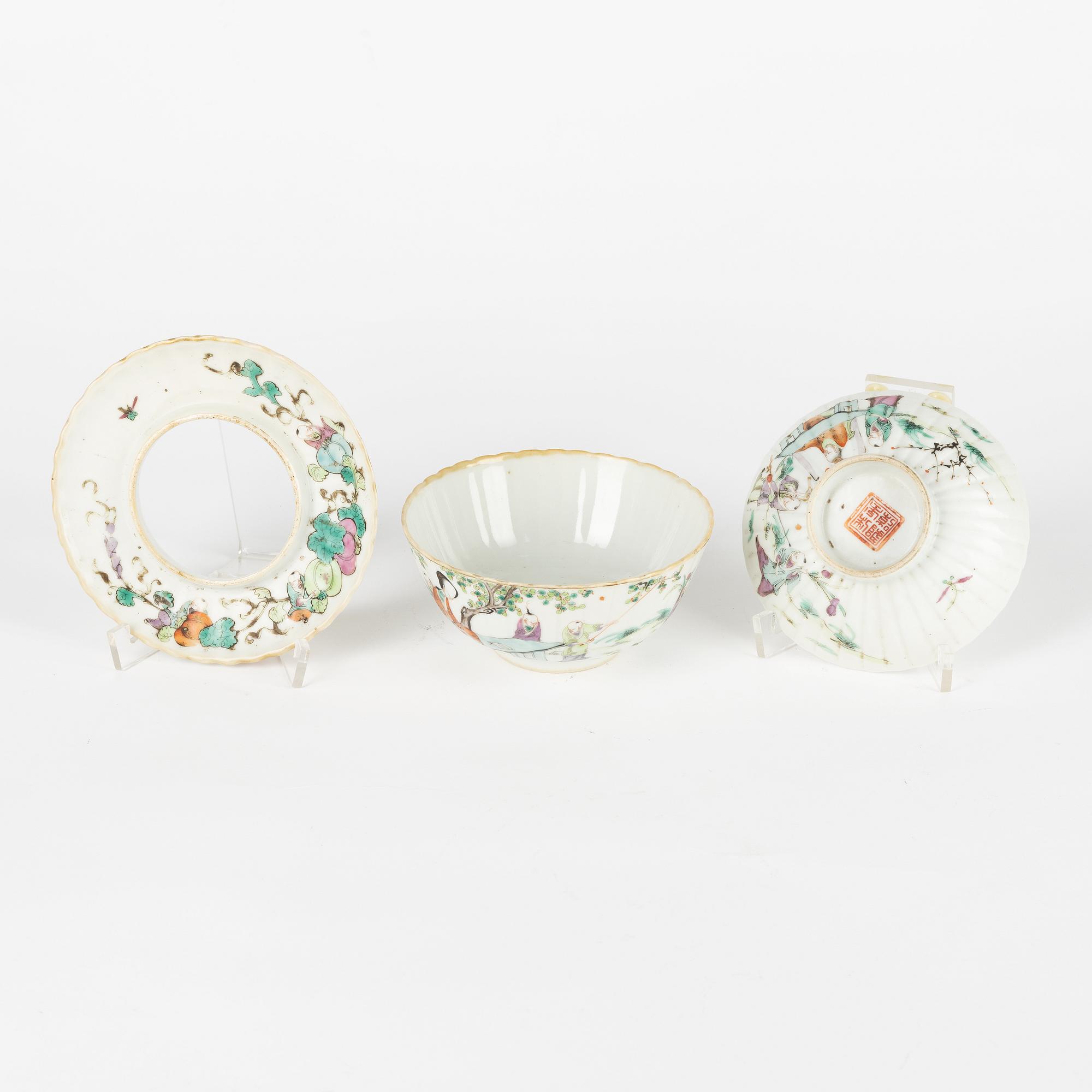 A set of two Chinese famille rose vases and two cups with covers and stands, late Qing dynasty/early 20th Century.