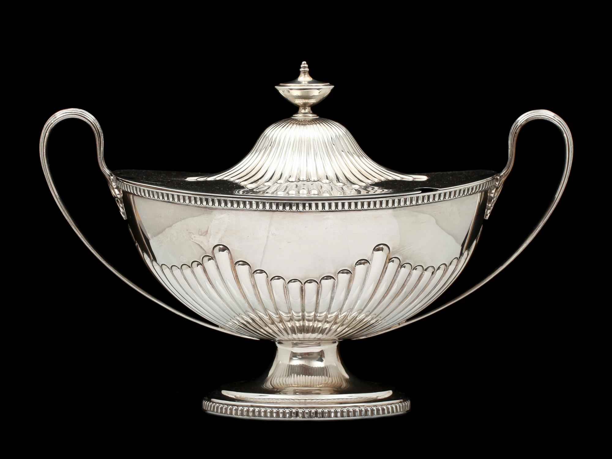TERRIN med LOCK, silver, regency-stil, Harrison Bros. & Howson, 1908-9, Sheffield, England. 1974 g.