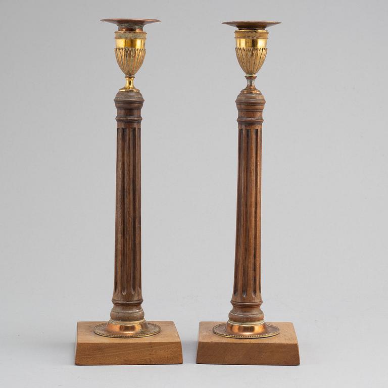 A pair of George III candlesticks, England, ca 1800.