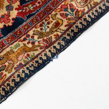 An antique Tabriz carpet, ca 354,5 x 276 cm.