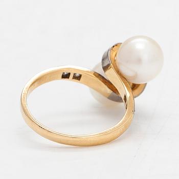 An 18K gold ring, cultured pearls and diamonds totalling approx. 0.18 ct. Hans Göran Hardt, Helsinki 1965.