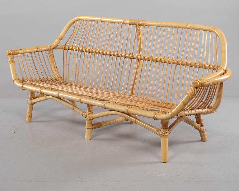 KORGMÖBELGRUPP, 3 delar, 1900-talets andra hälft.