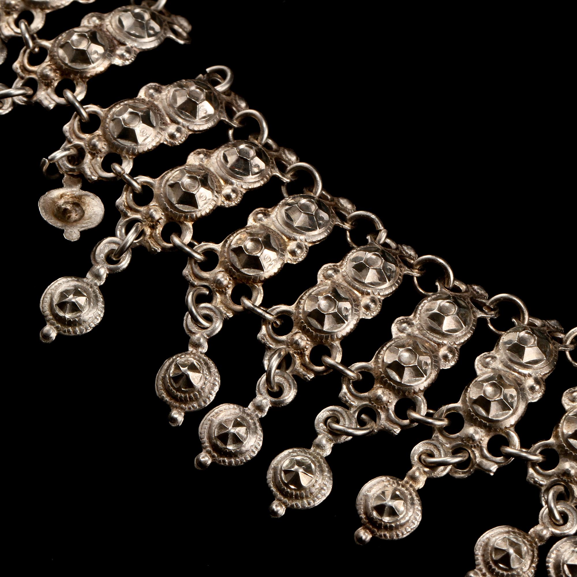 DRÄKTSMYCKEN, 2 st. Silver. 1800-talets mitt. Vikt 33 g.