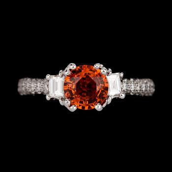 RING, 18k vitguld med orange safir ca1,71ct o diamanter tot ca0,69ct. Vikt 4,5g.