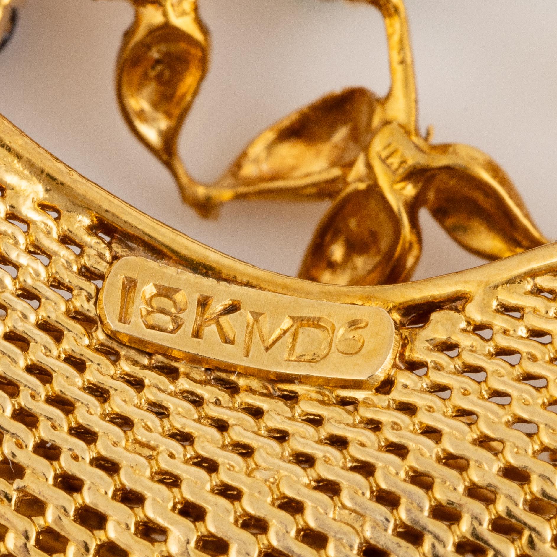 Brosch, i form av blomsterkorg, 18K guld med rubiner, kalcedon, safirer och diamanter.