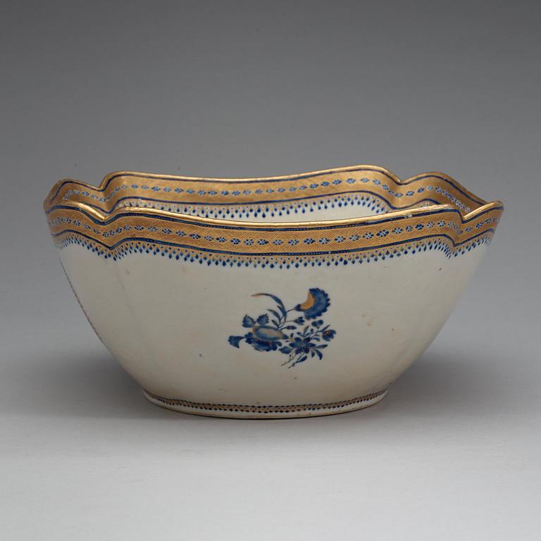 An enamelled part dinner service, Qing dynasty, Jiaqing (1796-1820). (15 pieces).