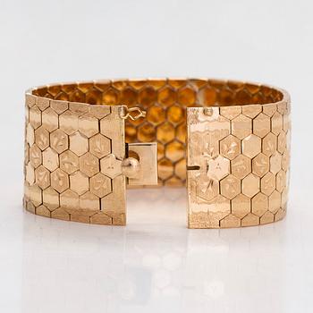 An 18K gold bracelet, Italy.