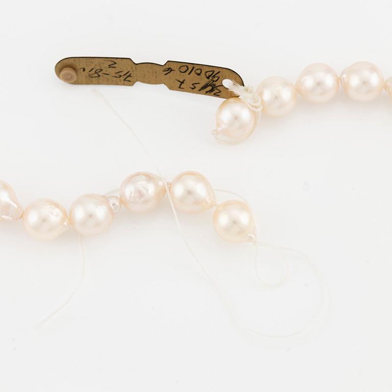 A cultured pearl necklace.