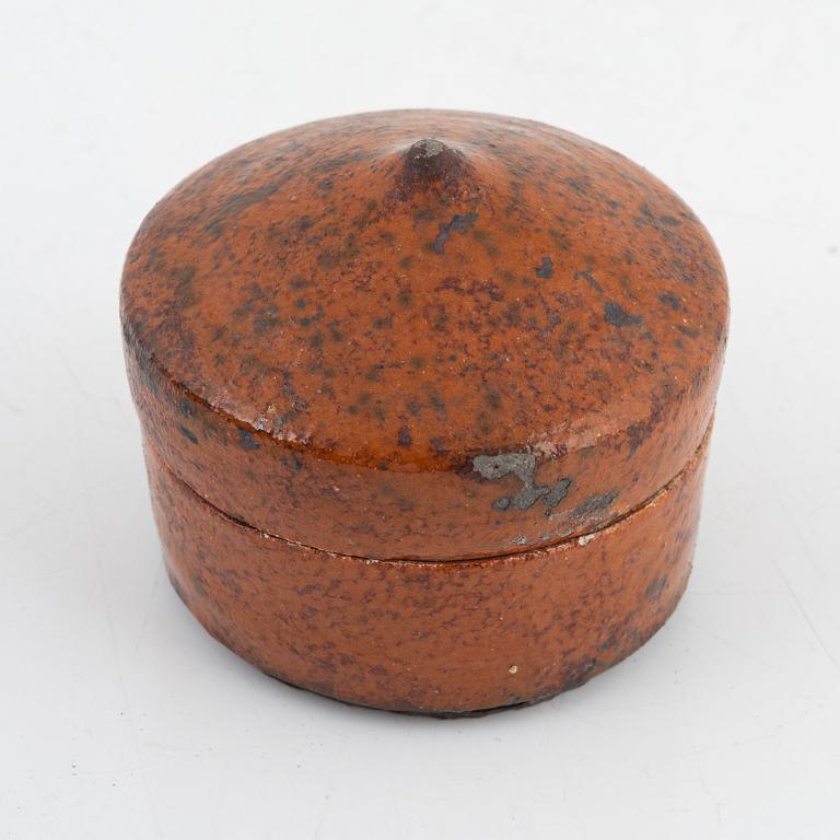 Inger Rokkjaer, lidded box, raku, Denmark, 2004.