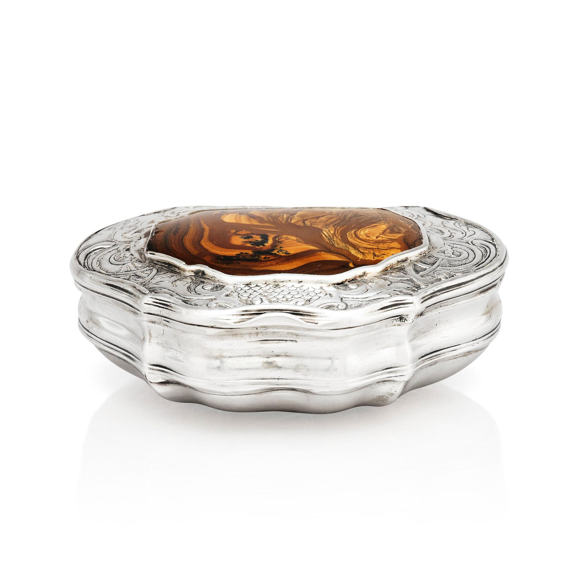 Snusdosa, delvis förgyllt silver och agat, oidentifierad mästarstämpel, mitten 1700-talet. Rokoko.