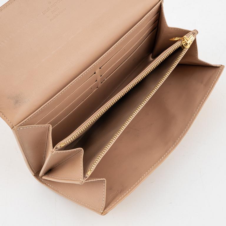 Louis Vuitton, a 'Sarah' vernis wallet.
