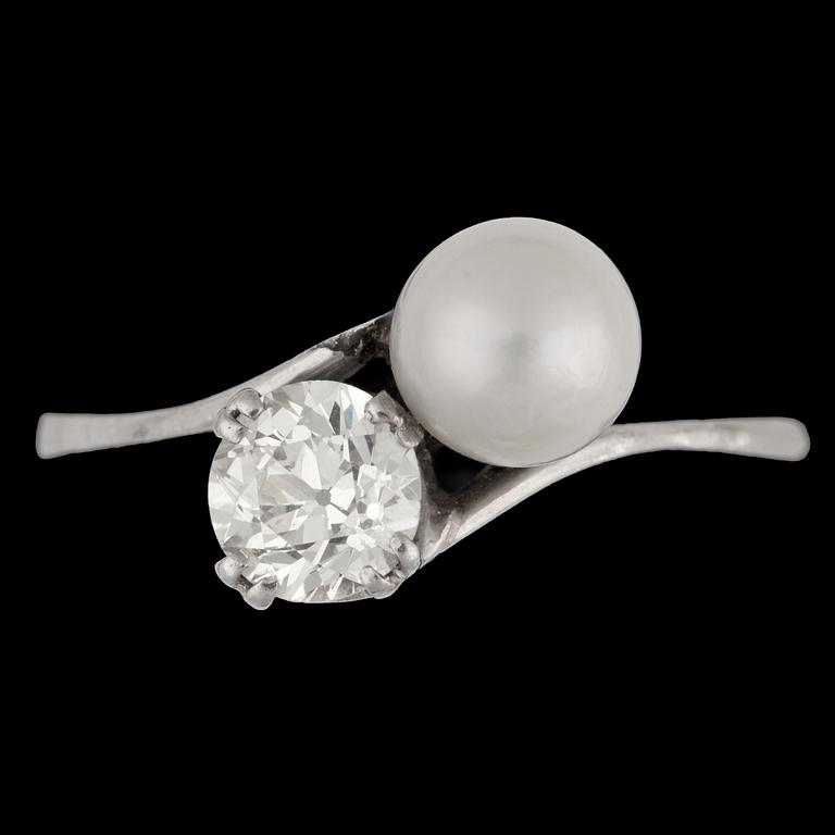 An old cut diamond, app. 0.85 cts and natural fresh water pearl, app. 7 mm.