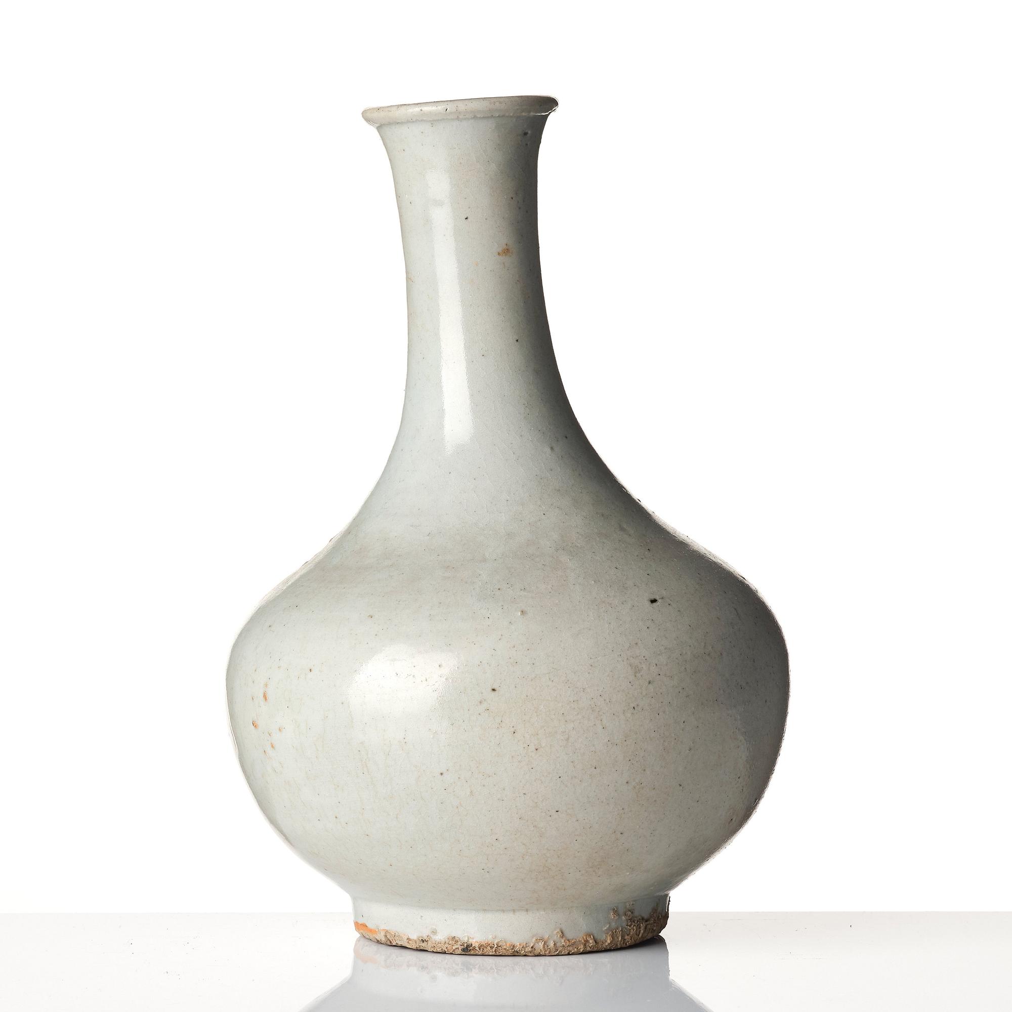 A white glazed Korean vase, Joseon.