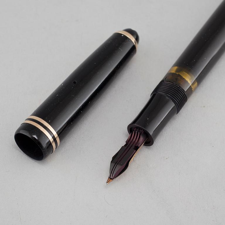 A fountain pen by Montblanc from the second half of the 20th century.