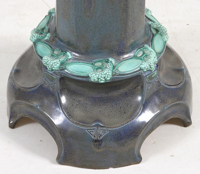 YTTERFODER SAMT PIEDESTAL, glaserad keramik, Biela-liknande märke, omkring sekelskiftet 1800/1900.