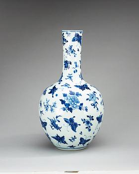 A blue and white vase, Qing dynasty, 19th Century.