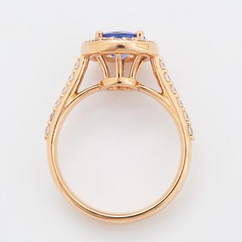 Ring 18K guld med en fasettslipad tanzanit.