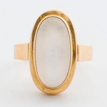 RING, 18K gold with moonstone, maker´s mark HJN, Stockholm 1955.