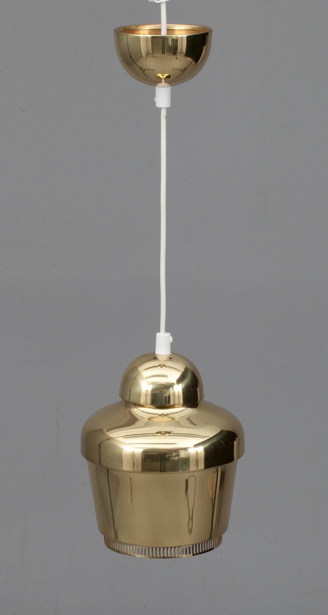 TAKLAMPA, modell A330, Alvar Aalto, Artek. Höjd 53 cm.