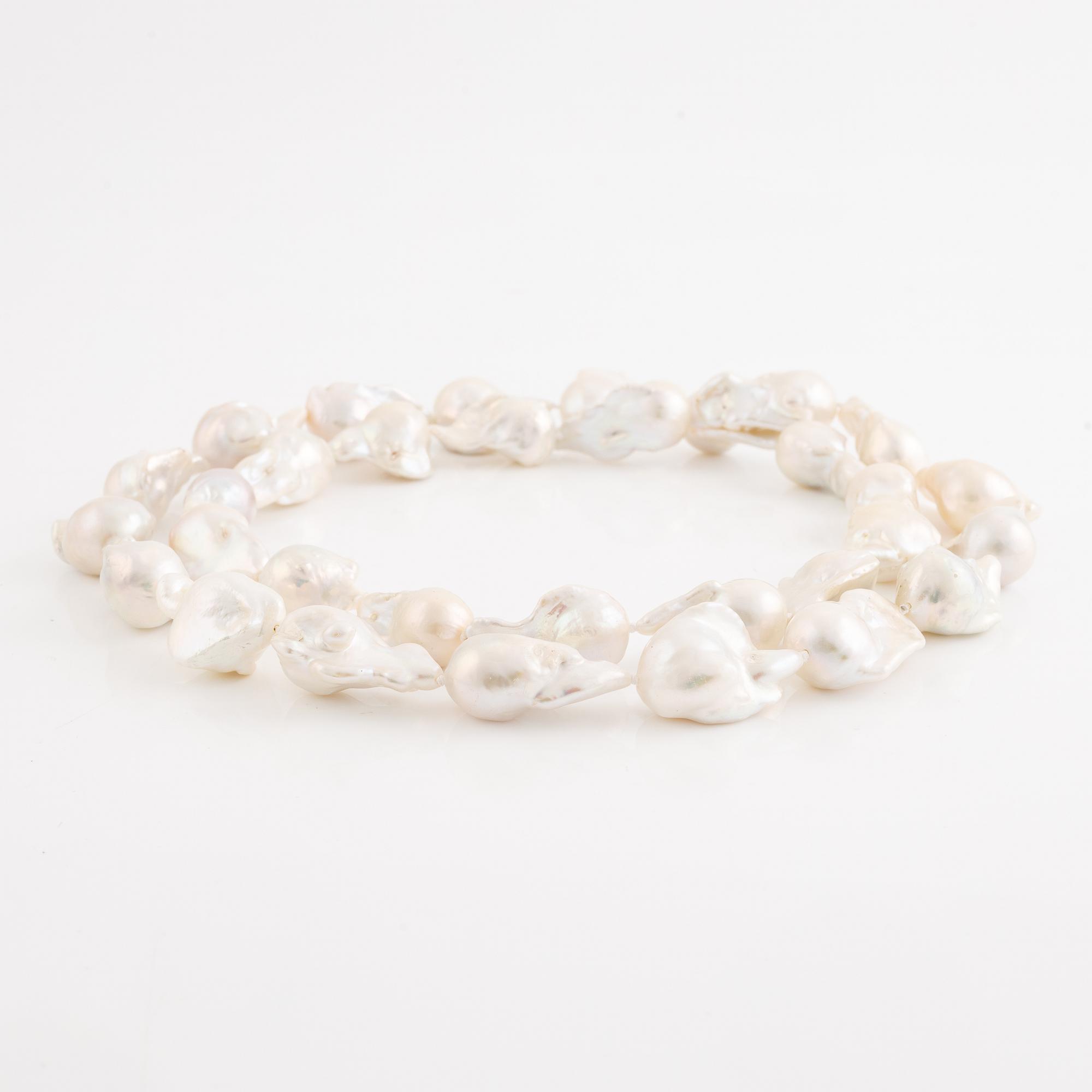 Pärlcollier, med odlade barockformade sötvattenspärlor.