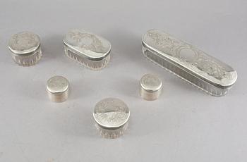 TOILETTGARNITYR, 6 delar, silver och glas, KGM, Uppsala, 1885 och 1888. Silvervikt 264 g.