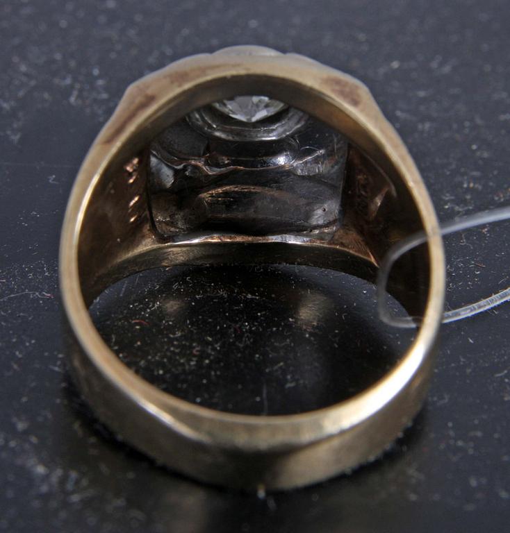 RING, vitt o rött guld 10-14 K, emalj o gammalslipad diamant ca 1,0 carat.