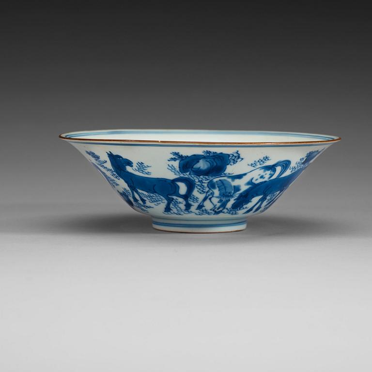 A blue and white Transitional bowl, 17th Century.