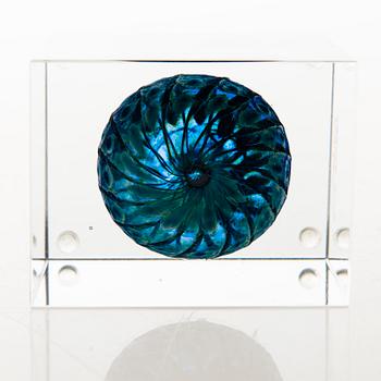 OIVA TOIKKA, AN ANNUAL CUBE, glass, signed Oiva Toikka Nuutajärvi.