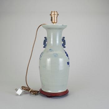 BORDSLAMPA. Porslin, Kina 1800-talets slut.