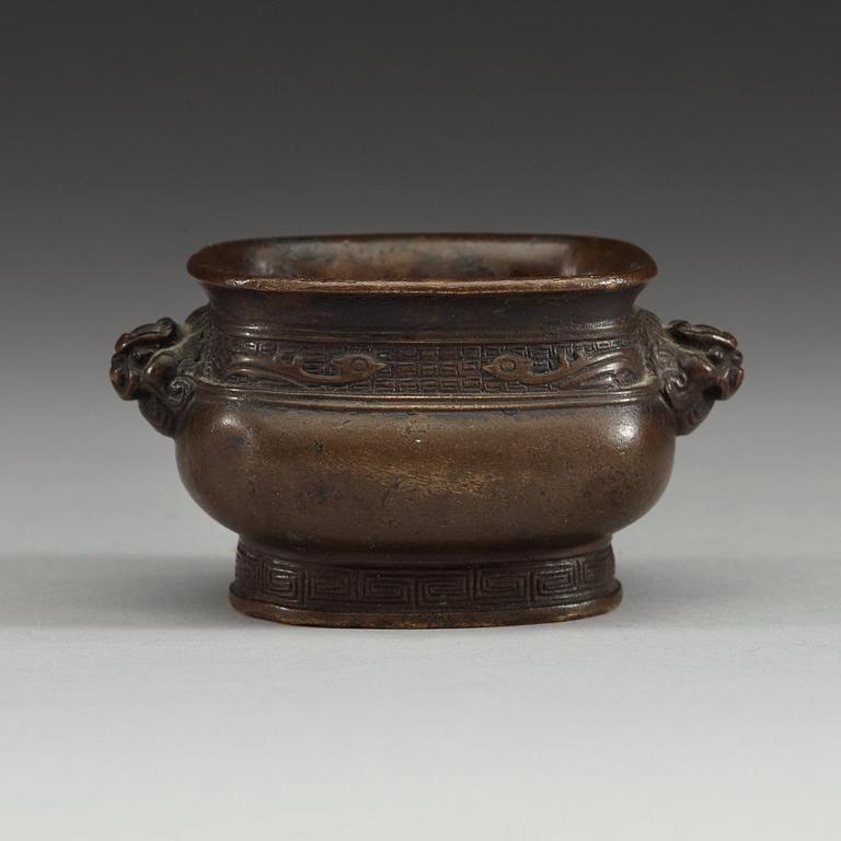 MINIATYRRÖKELSEKAR, brons. Qing dynastin (1644-1912).