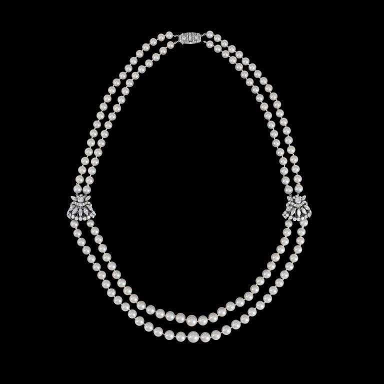 COLLIER, två rader odlade japanska pärlor, 9,2-6,5 mm, med två diamantspännen, tot. ca 8 ct. 1950-tal.