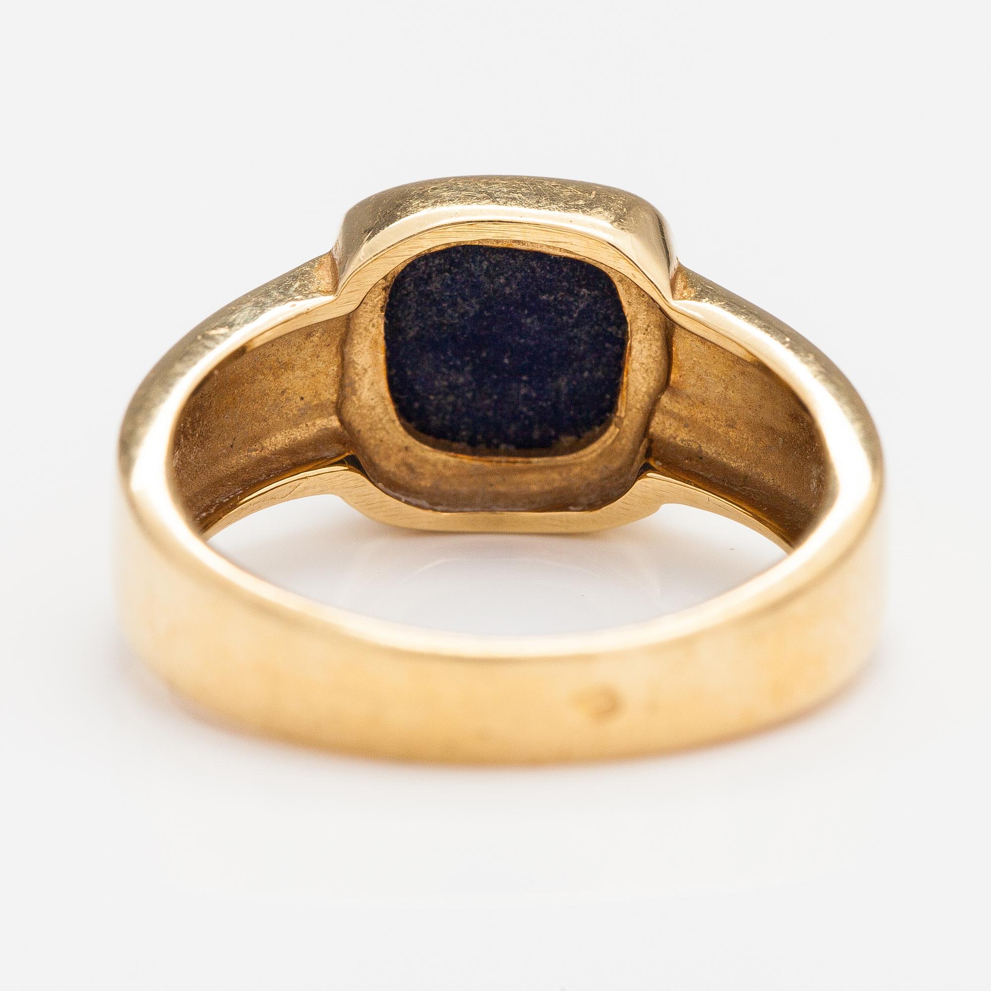 An 18K gold ring with a lapis lazuli. France.