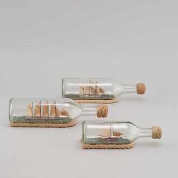 FLASKSKEPP, i glasflaska, 3 st, 1900-talets senare del.