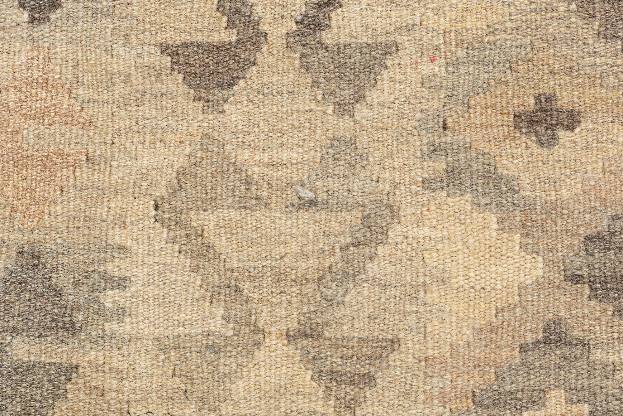 Kelim, modern tillverkning. Ca 300 x 202 cm.